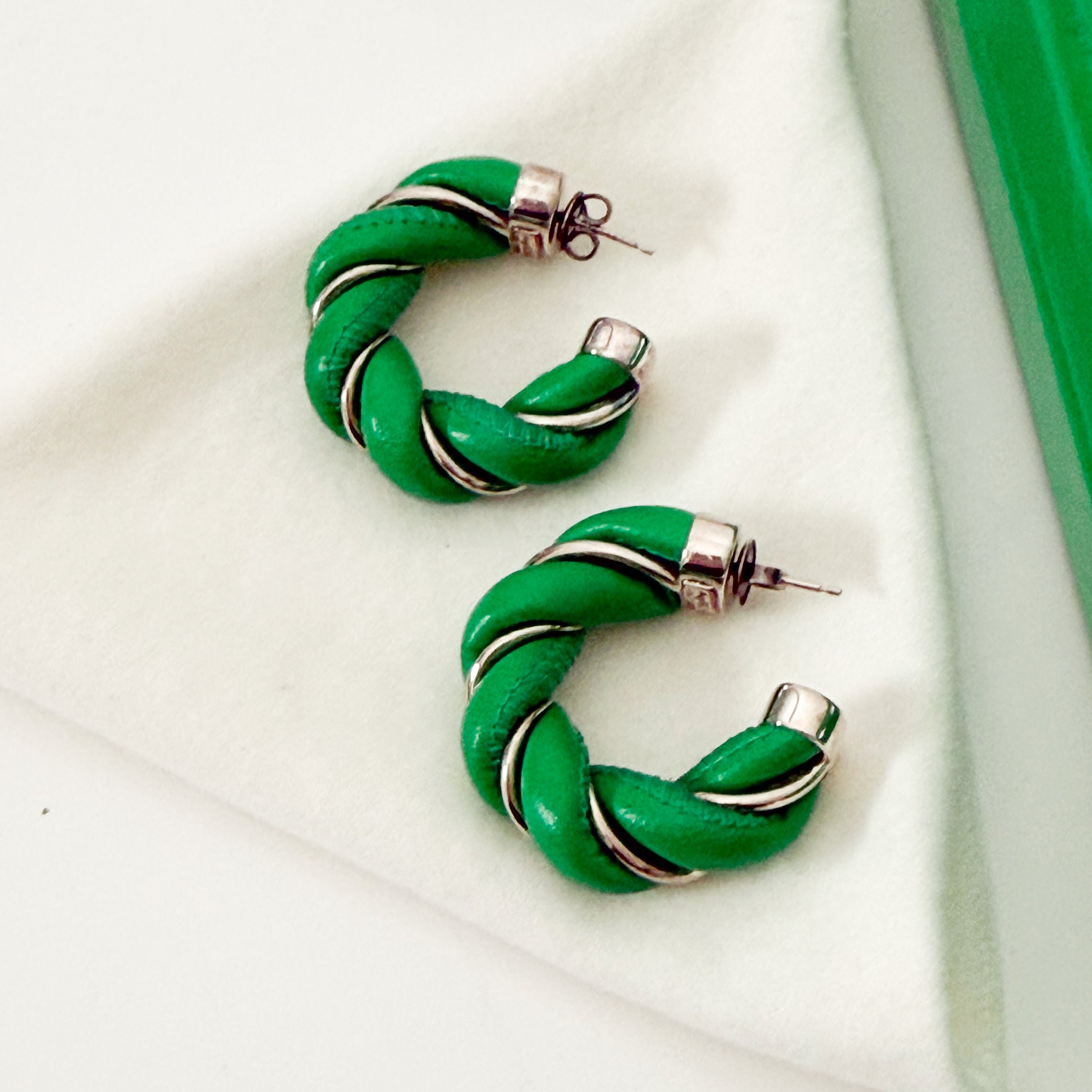Twist Hoop Earrings Parakeet green